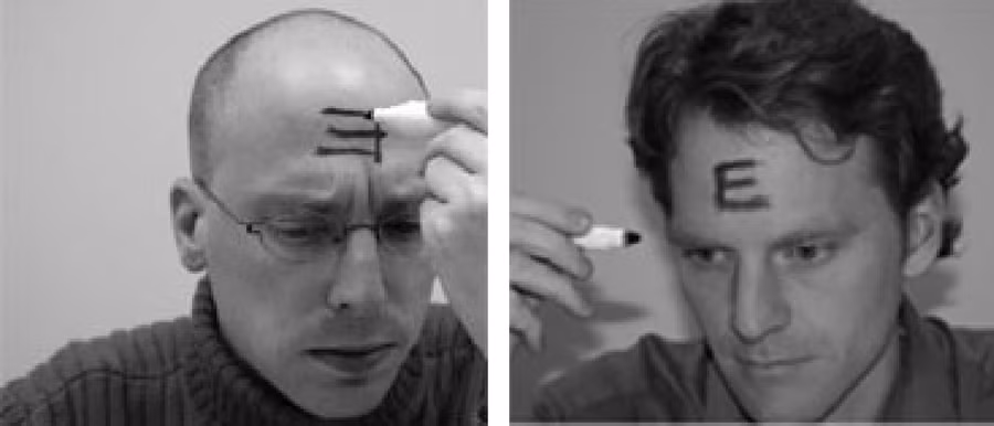 Người có quyền lực có xu hướng viết chữ "E" ngược (trái) cao gấp ba lần người không có quyền lực