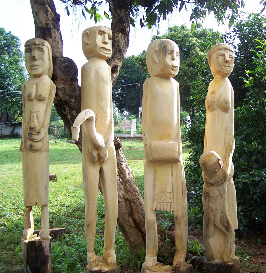 Những bức tượng nhà mồ do NNƯT Ksor Hnao tạc Những bức tượng nhà mồ do NNƯT Ksor Hnao tạc
