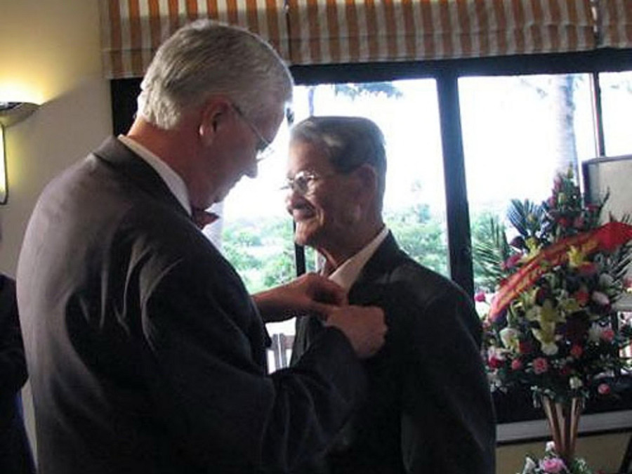 Nghệ nhân Trần Kích nhận huy chương do đại sứ Pháp trao tặng Nghệ nhân Trần Kích nhận huy chương do đại sứ Pháp trao tặng