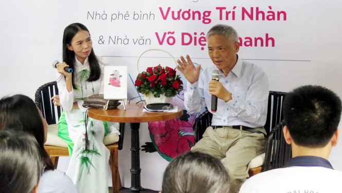 Nhà văn Võ Diệu Thanh và nhà phê bình Vương Trí Nhàn giao lưu với bạn đọc TPHCM