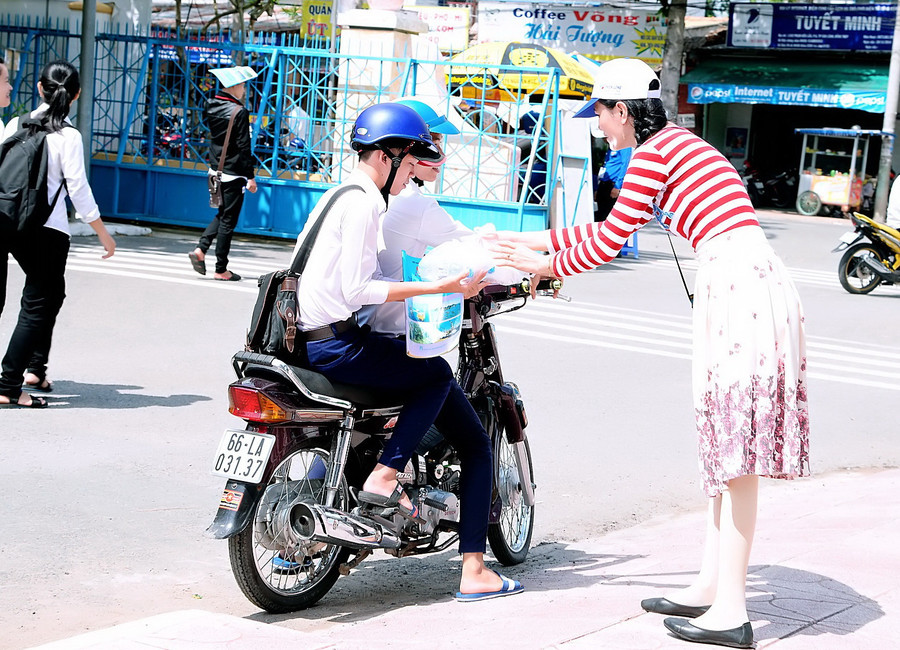 Cô Minh Tâm tham gia phát cơm từ thiện cho các thí sinh trong Kỳ thi THPT quốc gia