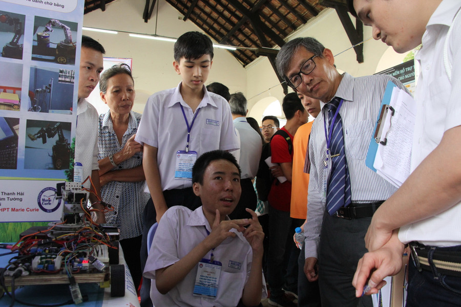 Trần Phan Thanh Hải đang giới thiệu về đề tài Robot hỗ trợ đa ngành nghề dành cho người bị bại liệt Trần Phan Thanh Hải đang giới thiệu về đề tài Robot hỗ trợ đa ngành nghề dành cho người bị bại liệt