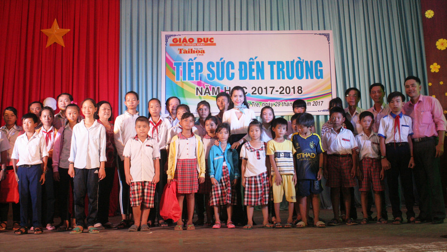 HS huyện Thạnh Phú được tặng quà và học bổng trước thềm năm học mới
