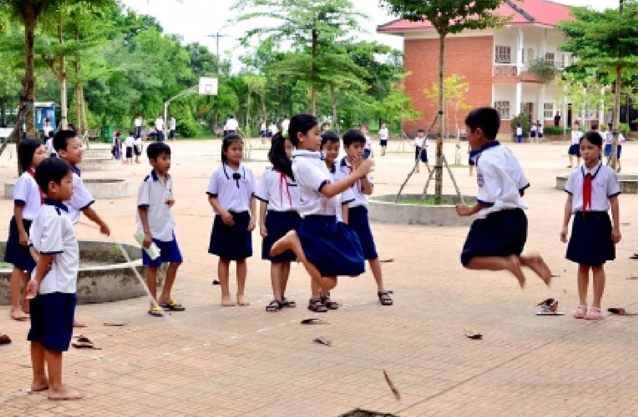 Giờ ra chơi trong sân Trường PT Hermann Gneimer, Cà Mau