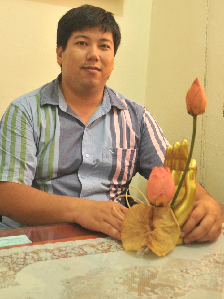 Ngô Chí Công bên sản phẩm hoa sen ướp tươi Ngô Chí Công bên sản phẩm hoa sen ướp tươi