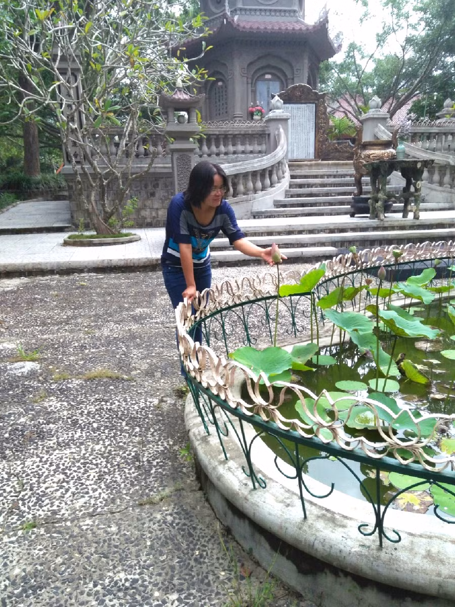 Một góc ang sen trong khuôn viên tổ đình Hương Nghiêm