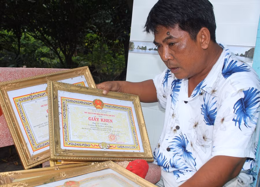 Bên những giấy khen thành tích