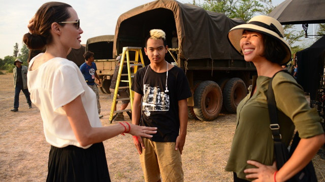 Jolie làm phim Cambodia’s Khmer Rouge, First They Killed My Father Jolie làm phim Cambodia’s Khmer Rouge, First They Killed My Father