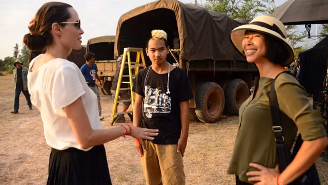 Jolie làm phim Cambodia’s Khmer Rouge, First They Killed My Father