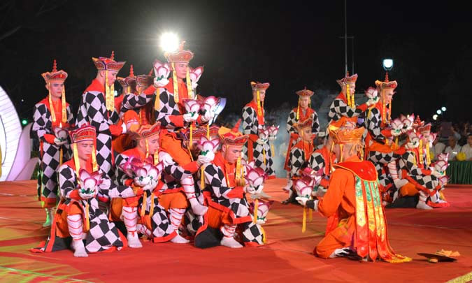 Những bộ trang phục do ông Sắc tạo ra