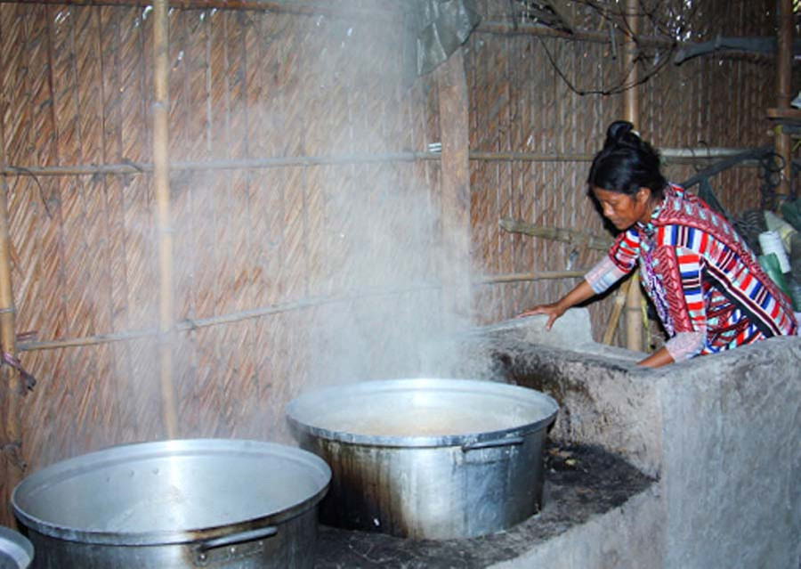 Người dân Tri Tôn (An Giang) nấu đường thốt nốt