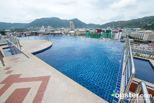 Nếu đến tận nơi, bạn sẽ phát hiện ra hồ bơi này không hoàn toàn là vô cực bởi hàng rào inox xung quanh. Nếu đến tận nơi, bạn sẽ phát hiện ra hồ bơi này không hoàn toàn là vô cực bởi hàng rào inox xung quanh.