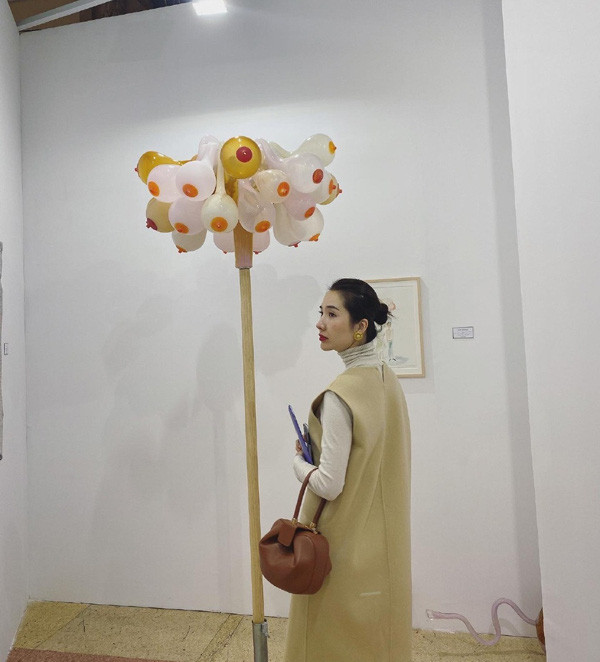 Những hình ảnh của vợ đại gia Taobao trong nhiều chuyến đi chơi. Những hình ảnh của vợ đại gia Taobao trong nhiều chuyến đi chơi.