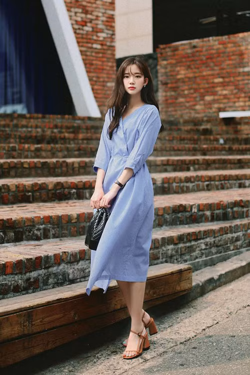 Đầm cổ V, tay lửng không kén dáng và dễ sử dụng khi đi làm, đi dạo phố hoặc hẹn hò cafe cuối tuần cùng bạn bè.