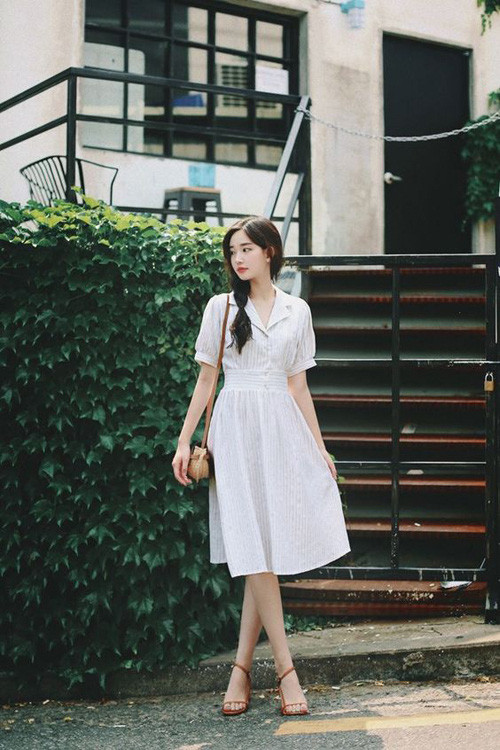 Váy tay bồng, cổ đăng tông dành cho các nàng có vóc dáng nhỏ nhắn. Tông trắng cùng các chi tiết váy xòe sẽ giúp người mặc trông đầy đặn hơn. Váy tay bồng, cổ đăng tông dành cho các nàng có vóc dáng nhỏ nhắn. Tông trắng cùng các chi tiết váy xòe sẽ giúp người mặc trông đầy đặn hơn.