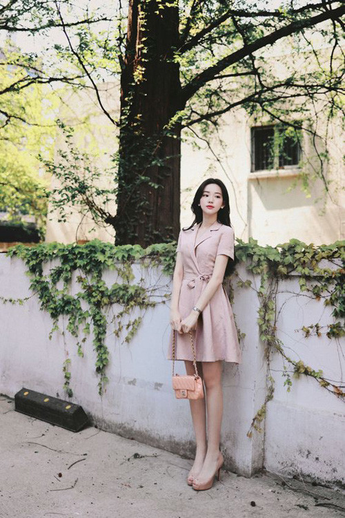 Đầm cổ vest dễ khiến người mặc 'già trước tuổi', tuy nhiên với thiết kế dáng ngắn, đi kèm vạt xéo thì phái đẹp vẫn trẻ trung như thường. Đầm cổ vest dễ khiến người mặc 'già trước tuổi', tuy nhiên với thiết kế dáng ngắn, đi kèm vạt xéo thì phái đẹp vẫn trẻ trung như thường.