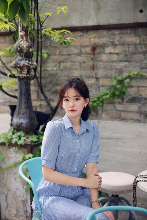 Cùng với đầm vintage thiết kế trên vải cotton đơn sắc là các mẫu đầm xòe cổ điển vải họa tiết ca rô nhí, kẻ sọc nhuyễn.