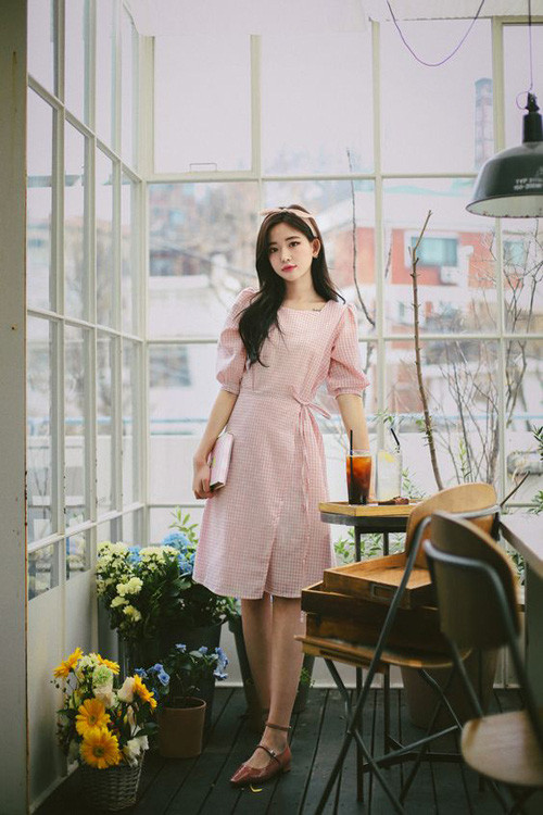 Đầm thắt eo dành cho mùa nắng được thiết kế trên chất liệu vải cotton với độ thông thoáng cao, sắc màu trang nhã. Đầm thắt eo dành cho mùa nắng được thiết kế trên chất liệu vải cotton với độ thông thoáng cao, sắc màu trang nhã.