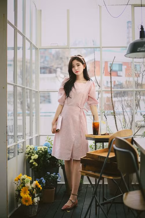 Đầm thắt eo dành cho mùa nắng được thiết kế trên chất liệu vải cotton với độ thông thoáng cao, sắc màu trang nhã.