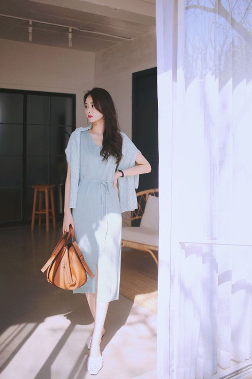 Các mẫu váy sát nách, thắt eo bằng dây vải mảnh cũng là trang phục phù hợp với tiết trời mùa hè năm nay. Các mẫu váy sát nách, thắt eo bằng dây vải mảnh cũng là trang phục phù hợp với tiết trời mùa hè năm nay.