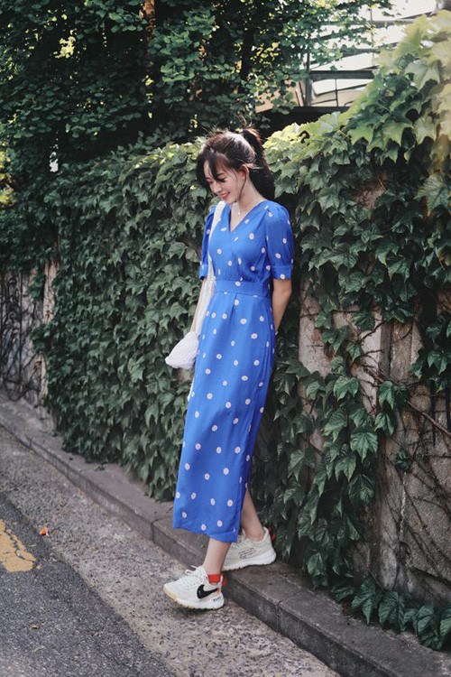 Váy chấm bi ảnh hưởng phong cách retro có thể kết hợp cùng sandal cao gót hoặc giày thể thao vừa duyên dáng vừa năng động. Váy chấm bi ảnh hưởng phong cách retro có thể kết hợp cùng sandal cao gót hoặc giày thể thao vừa duyên dáng vừa năng động.