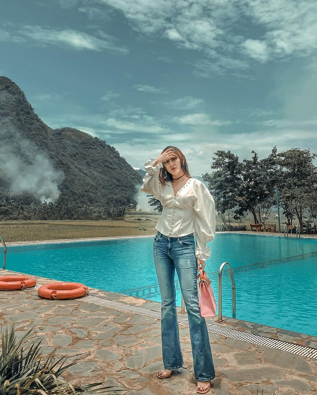 Về khoản giày cô thường chọn những đôi giày tiện dụng như dép lê, giày quai trong. Những thiết kế này vừa hợp với nhiều set đồ lại khiến chân trông dài hơn đáng kể.