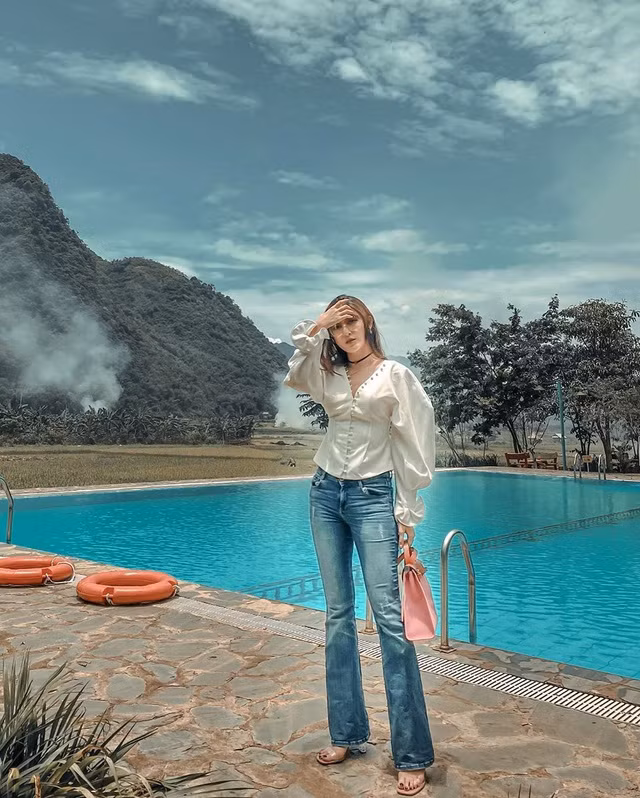 Về khoản giày cô thường chọn những đôi giày tiện dụng như dép lê, giày quai trong. Những thiết kế này vừa hợp với nhiều set đồ lại khiến chân trông dài hơn đáng kể.