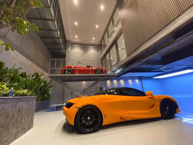 Đây là hai chiếc siêu xe yêu thích nhất của Cường Đô la trong bộ sưu tập siêu xe của anh. Cuối gara có một cầu nâng thủy lực có nhiệm vụ đưa xe lên vị trí tầng 2.