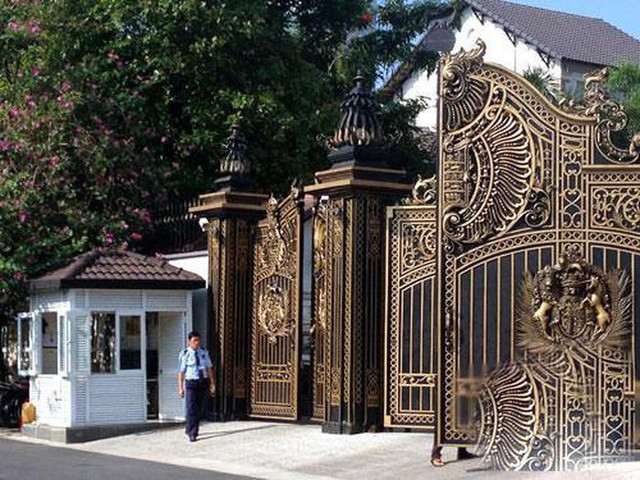 Tuy nhiên, điều làm căn biệt thự này trở nên đắt giá không phải là những thứ ở bên ngoài mà chính là phần nội thất lộng lẫy ở bên trong. Từ cánh cổng đến phòng làm việc, toàn bộ nội thất được thiết kế theo phong cách Hoàng gia châu Âu. Tuy nhiên, điều làm căn biệt thự này trở nên đắt giá không phải là những thứ ở bên ngoài mà chính là phần nội thất lộng lẫy ở bên trong. Từ cánh cổng đến phòng làm việc, toàn bộ nội thất được thiết kế theo phong cách Hoàng gia châu Âu.