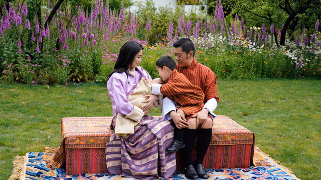 Hoàng hậu Bhutan công bố hình ảnh con trai thứ 2 mới sinh khiến dân mạng xuýt xoa ảnh 4
