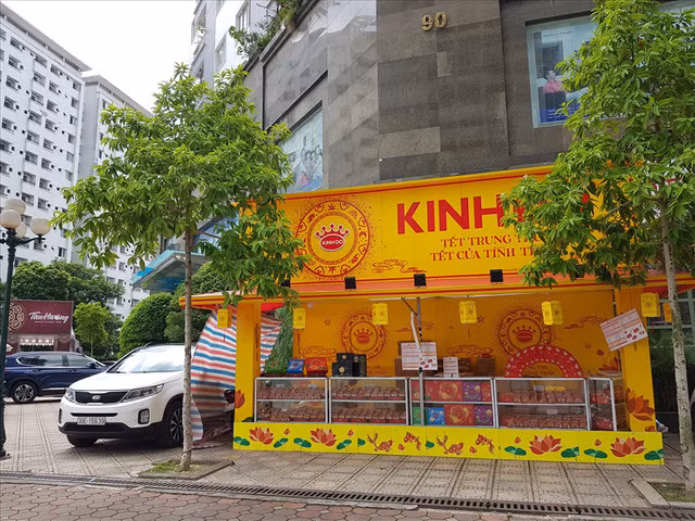 Hà Nội: Quầy bán bánh trung thu “mọc lên như nấm” dọc vỉa hè, sân chung cư - Ảnh 9.