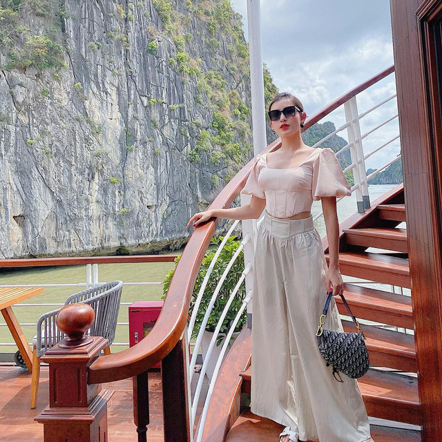 Để vừa tôn dáng lại vừa thoải mái, Huyền My thường mix áo dáng crop top cùng quần ống rộng, ống suông.