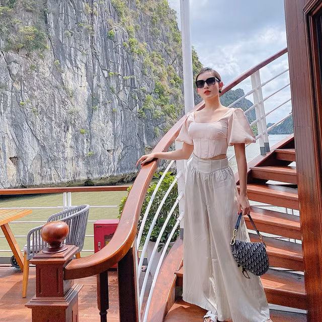 Để vừa tôn dáng lại vừa thoải mái, Huyền My thường mix áo dáng crop top cùng quần ống rộng, ống suông.