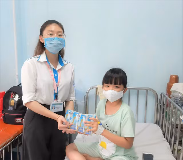 Cô Gái Hà Lan tiếp tục mang 450.000 ly sữa yêu thương, tiếp sức cho tâm dịch vững vàng - Ảnh 2.