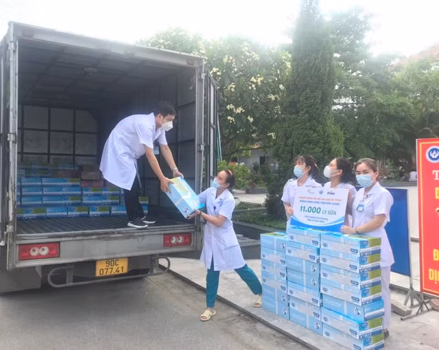 Cô Gái Hà Lan tiếp tục mang 450.000 ly sữa yêu thương, tiếp sức cho tâm dịch vững vàng - Ảnh 4.