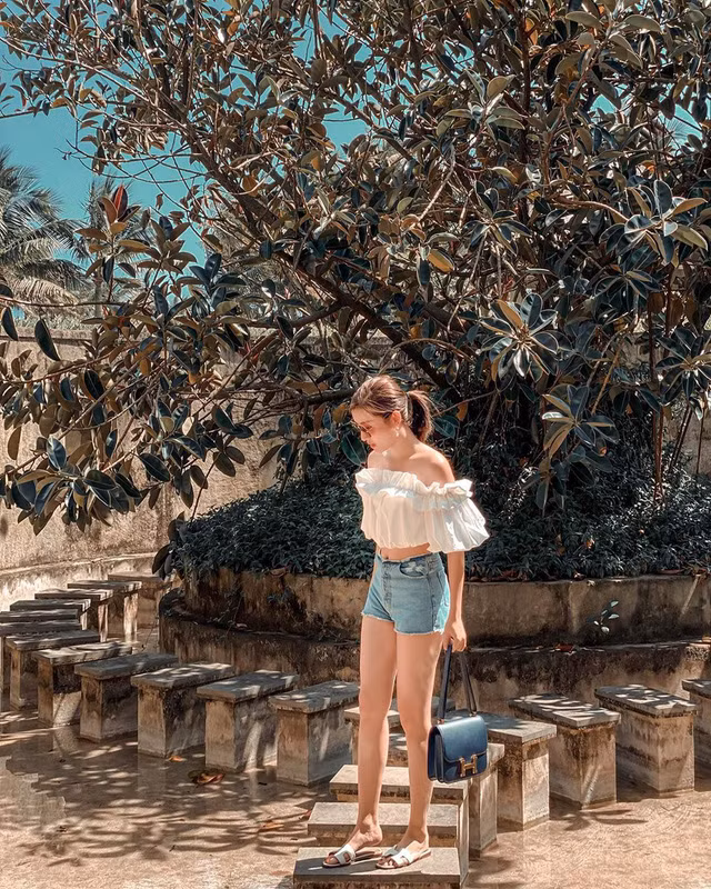 Áo quây bèo nhún mix cùng quần jeans short cũng là gợi ý hay ho khi đi du lịch, mang đến hình ảnh năng động, trẻ trung cho nàng Á hậu sinh năm 1995.