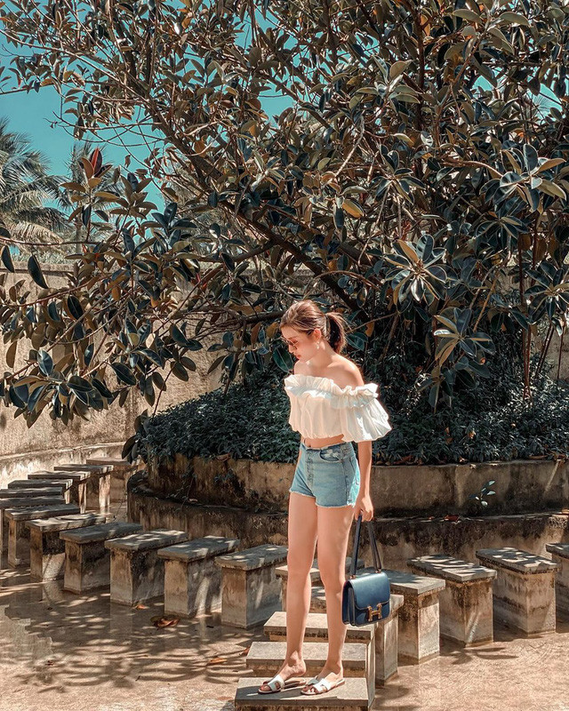 Áo quây bèo nhún mix cùng quần jeans short cũng là gợi ý hay ho khi đi du lịch, mang đến hình ảnh năng động, trẻ trung cho nàng Á hậu sinh năm 1995.