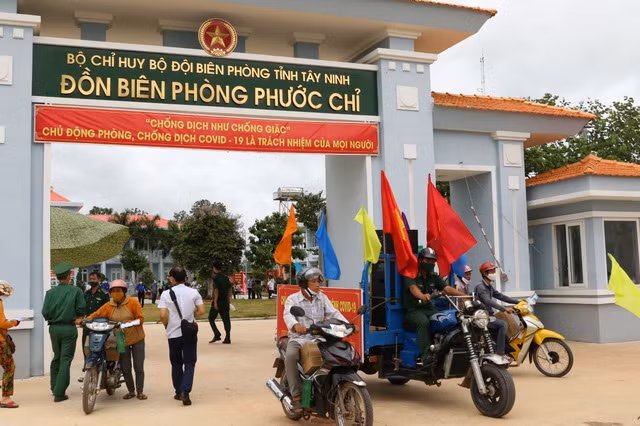 Người dân vùng biên giới hồ hởi chở những chai nước uống dinh dưỡng về nhà sau buổi tuyên truyền