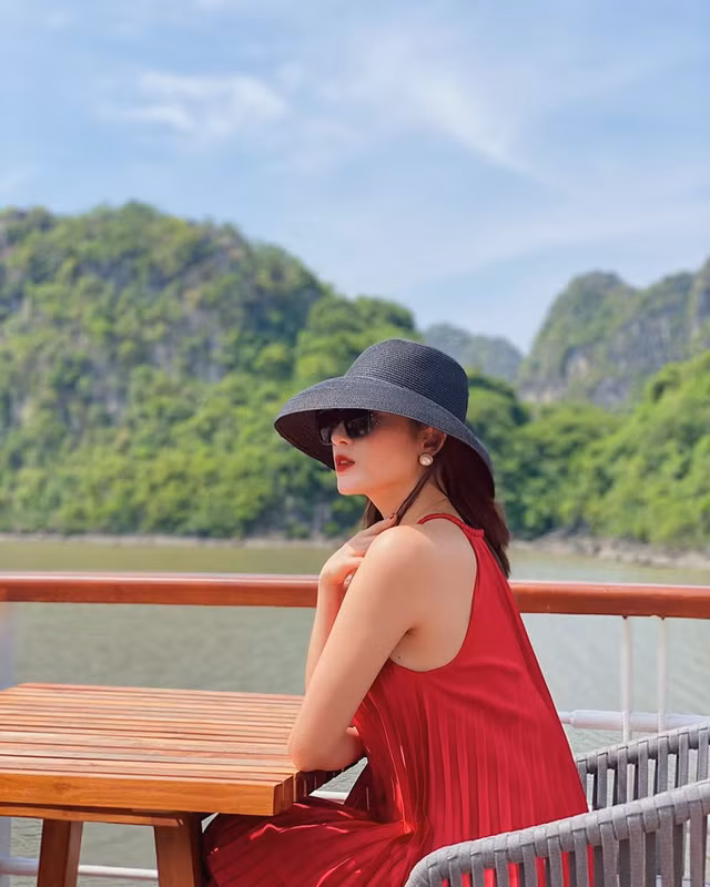 Công thức lên đồ đơn giản nhất của Huyền My là mix váy dài cùng mũ vành cụp, thêm 1 đôi khuyên ngọc trai xinh xẻo là cô đã có diện mạo đậm chất tiểu thư cổ điển.