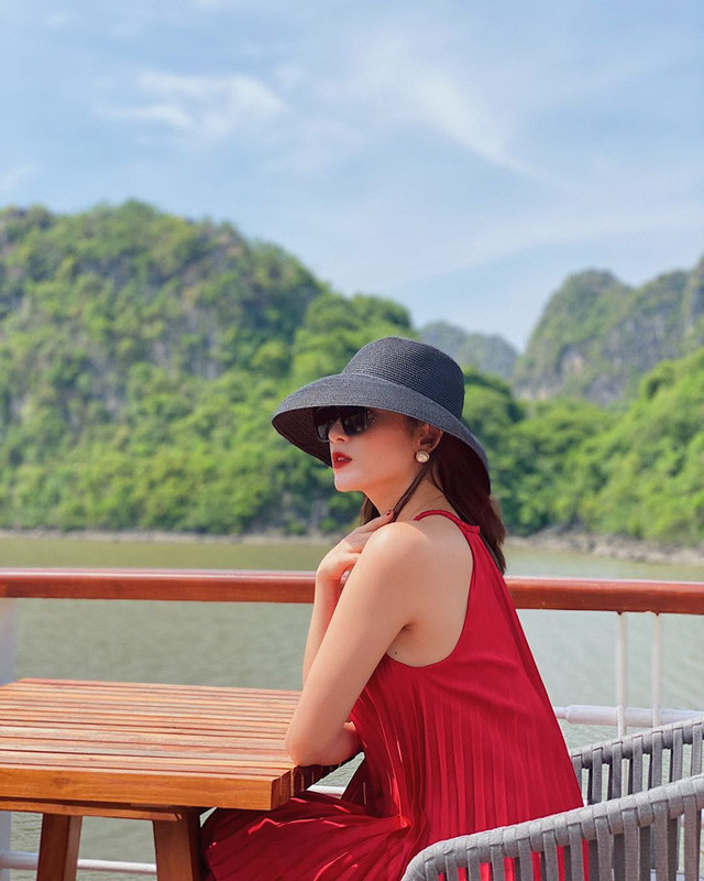 Công thức lên đồ đơn giản nhất của Huyền My là mix váy dài cùng mũ vành cụp, thêm 1 đôi khuyên ngọc trai xinh xẻo là cô đã có diện mạo đậm chất tiểu thư cổ điển.