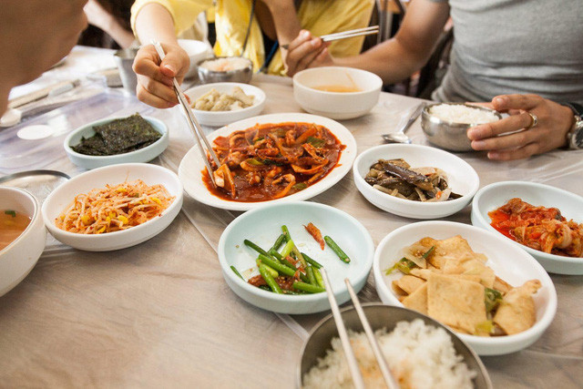 Tại sao người Hàn hiếm khi dùng đũa gỗ mà khăng khăng sử dụng đũa kim loại dù siêu khó gắp? Lý do sâu xa sẽ khiến bạn muốn thay đổi ngay - Ảnh 3. Tại sao người Hàn hiếm khi dùng đũa gỗ mà khăng khăng sử dụng đũa kim loại dù siêu khó gắp? Lý do sâu xa sẽ khiến bạn muốn thay đổi ngay - Ảnh 3.