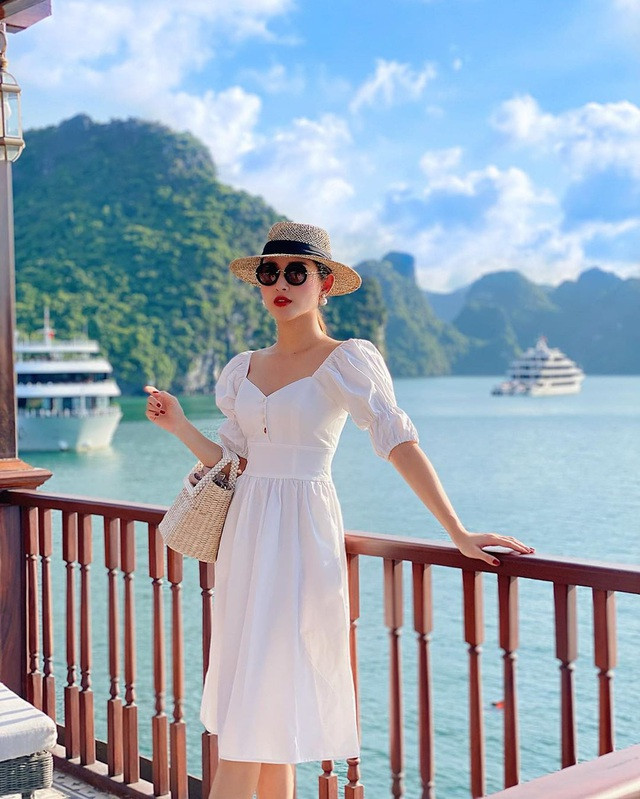 Style của cô biến hóa vô cùng đa dạng, khi thì cổ điển tiểu thư khi lại năng động trẻ trung.