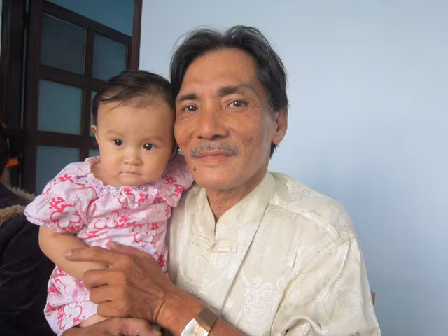  Thương Tín kể về vợ trẻ kém 32 tuổi: Ít nói chuyện, khi nào cần tiền mới gọi lên thông báo - Ảnh 3.