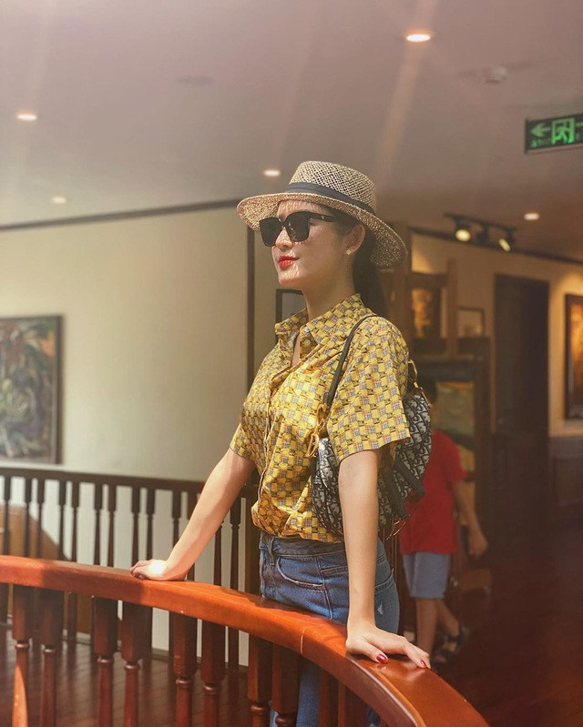 Vì những mẫu áo này vốn đã ấn tượng nên Huyền My thường mix thêm cùng quần jeans/quần skinny tối giản.