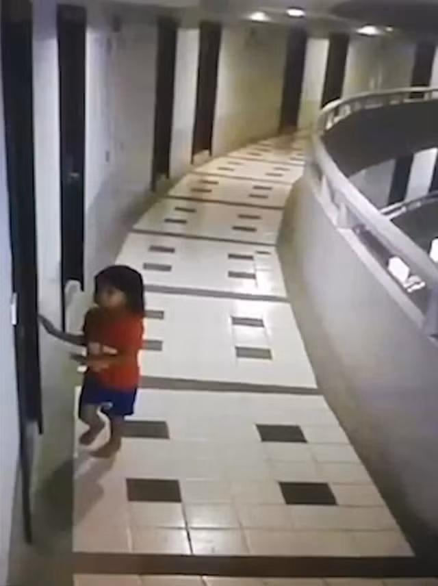 Con gái 10 tuổi cứ nửa đêm lại lẻn ra phòng khách ngủ, mẹ kiểm tra camera mới toát mồ hôi khi chứng kiến sự thật không ngờ tới - Ảnh 2.