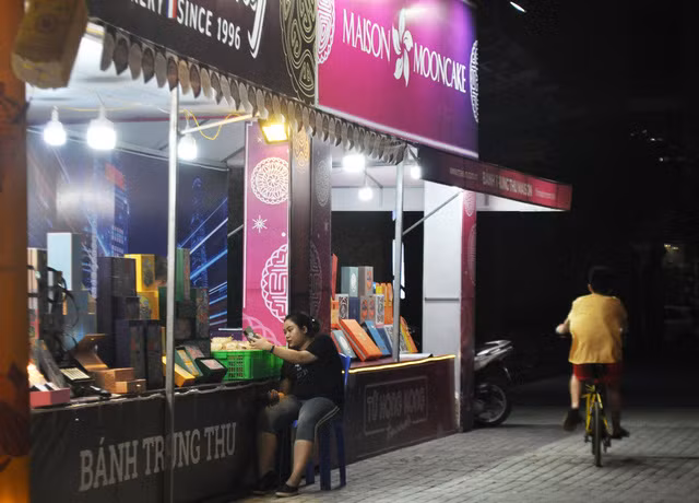 Hà Nội: Quầy bán bánh trung thu “mọc lên như nấm” dọc vỉa hè, sân chung cư - Ảnh 7.