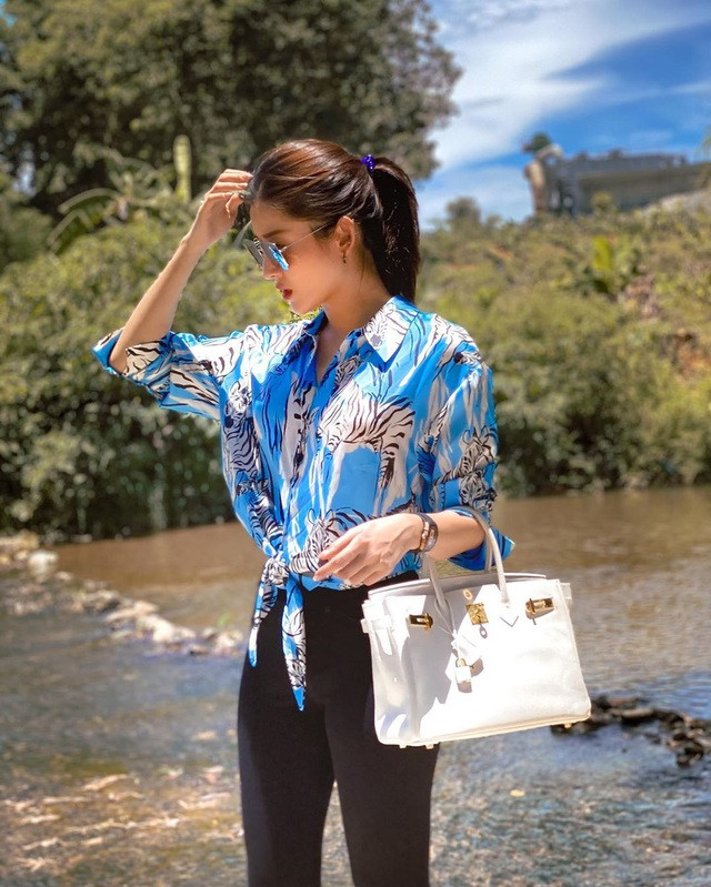 Trong style du lịch của Huyền My cũng không thể thiếu những mẫu áo sơ mi họa tiết nổi bật.