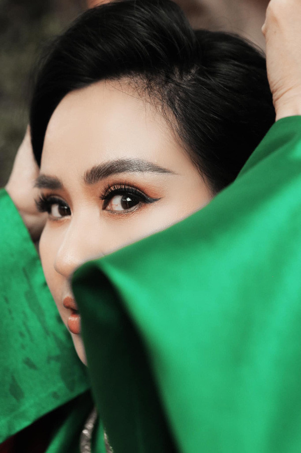 Nữ ca sĩ sinh năm 1969 nổi tiếng với những bài hát như: Giọt nắng bên thềm, Chia tay Hoàng hôn và rất nhiều ca khúc của nhạc sĩ Thuận Yến, Phú Quang, Thanh Tú có một vẻ đẹp sắc cạnh mà vẫn rất đỗi đàn bà.