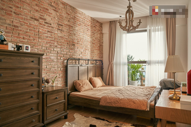 Đồ đạc trong căn hộ được Châu Bùi đặt ở những nơi nhận gia công gỗ theo thiết kế nên không đắt và dùng khá bền, thân thiện với môi trường. Đồ đạc trong căn hộ được Châu Bùi đặt ở những nơi nhận gia công gỗ theo thiết kế nên không đắt và dùng khá bền, thân thiện với môi trường.