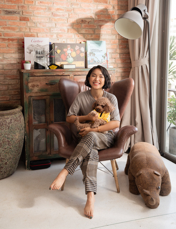 Không gian sống của Châu Bùi được trang trí theo phong cách vintage, hoài cổ nhưng vẫn có sự trẻ trung, phóng khoáng. Không gian sống của Châu Bùi được trang trí theo phong cách vintage, hoài cổ nhưng vẫn có sự trẻ trung, phóng khoáng.